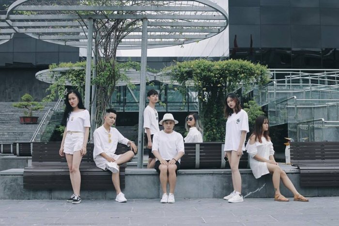 Mơ thấy rằng một nhóm người mặc cùng một loại quần áo