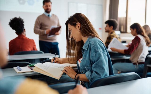 Ngủ mơ đi học ở một ngôi trường xa lạ Ngủ mơ đi học ở một ngôi trường xa lạ