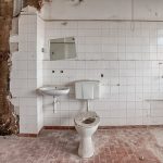 Ngủ mơ thấy nhà vệ sinh đánh con gì? Khám phá điềm báo đặc biệt sẽ đến